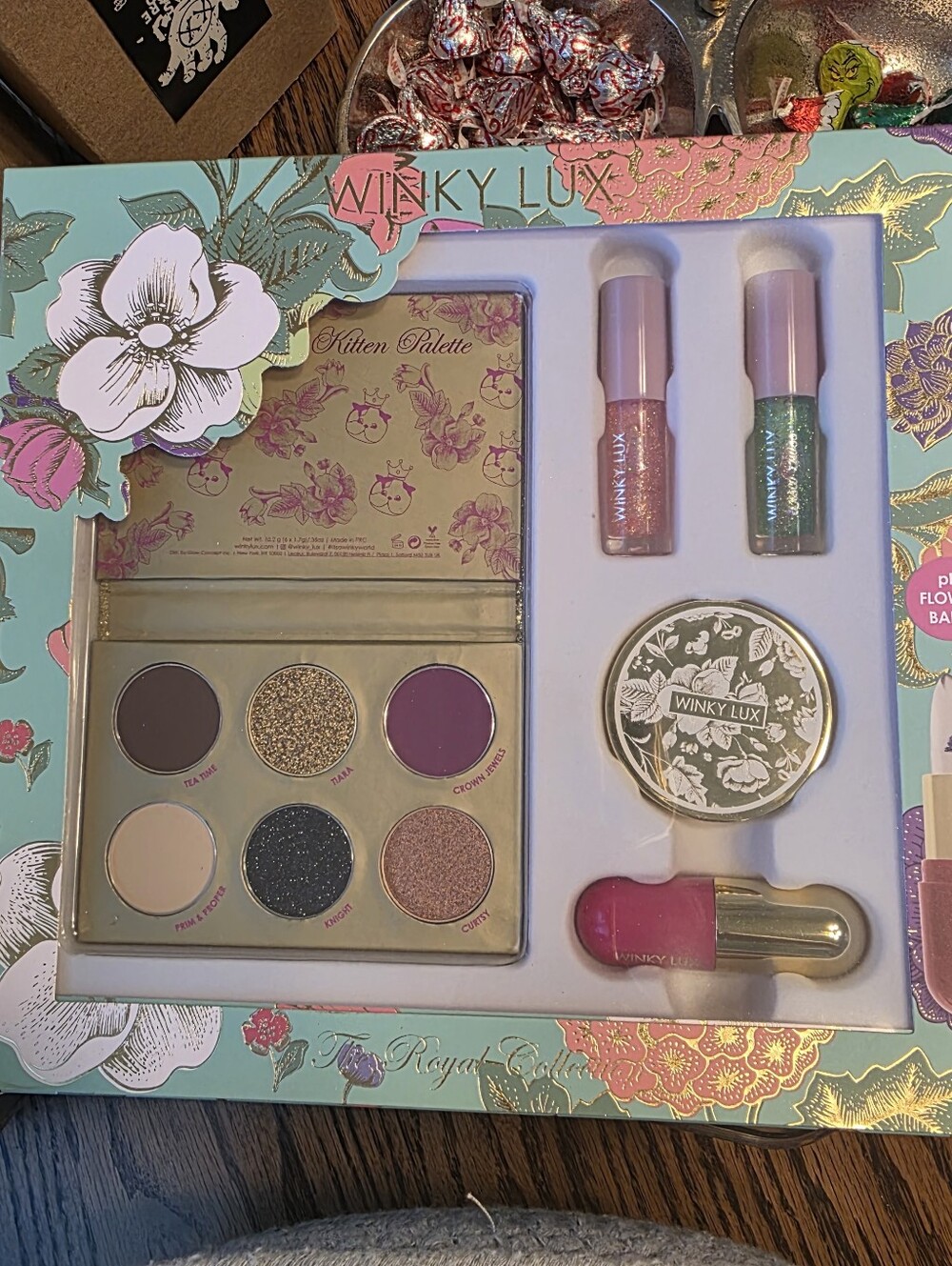 WINKY LUX The ROYAL COLLECTION makeup Set